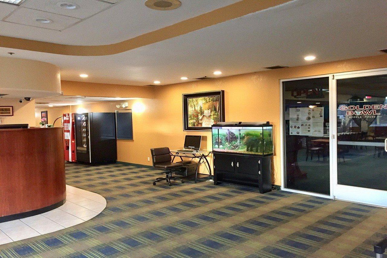 Howard Johnson By Wyndham Denver West Wheat Ridge Exterior photo