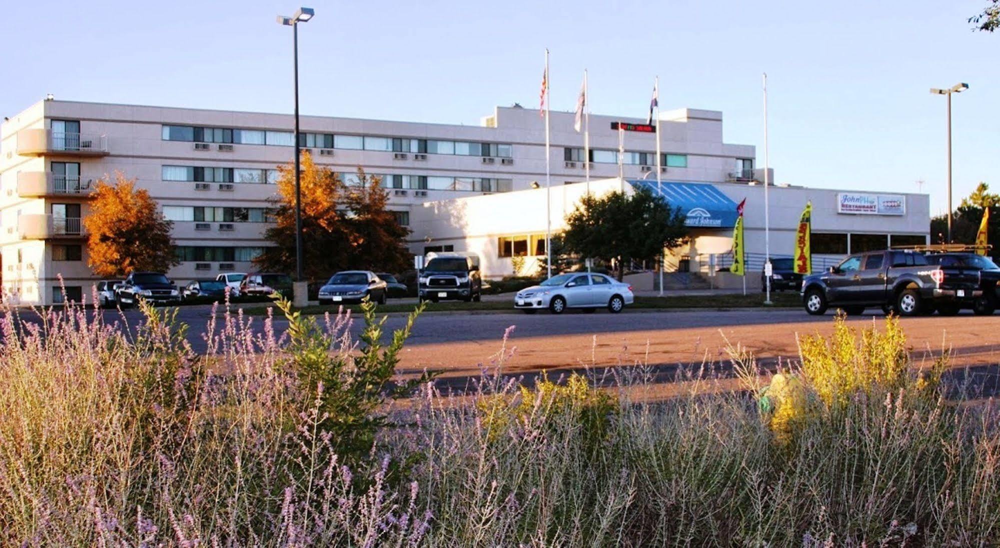 Howard Johnson By Wyndham Denver West Wheat Ridge Exterior photo
