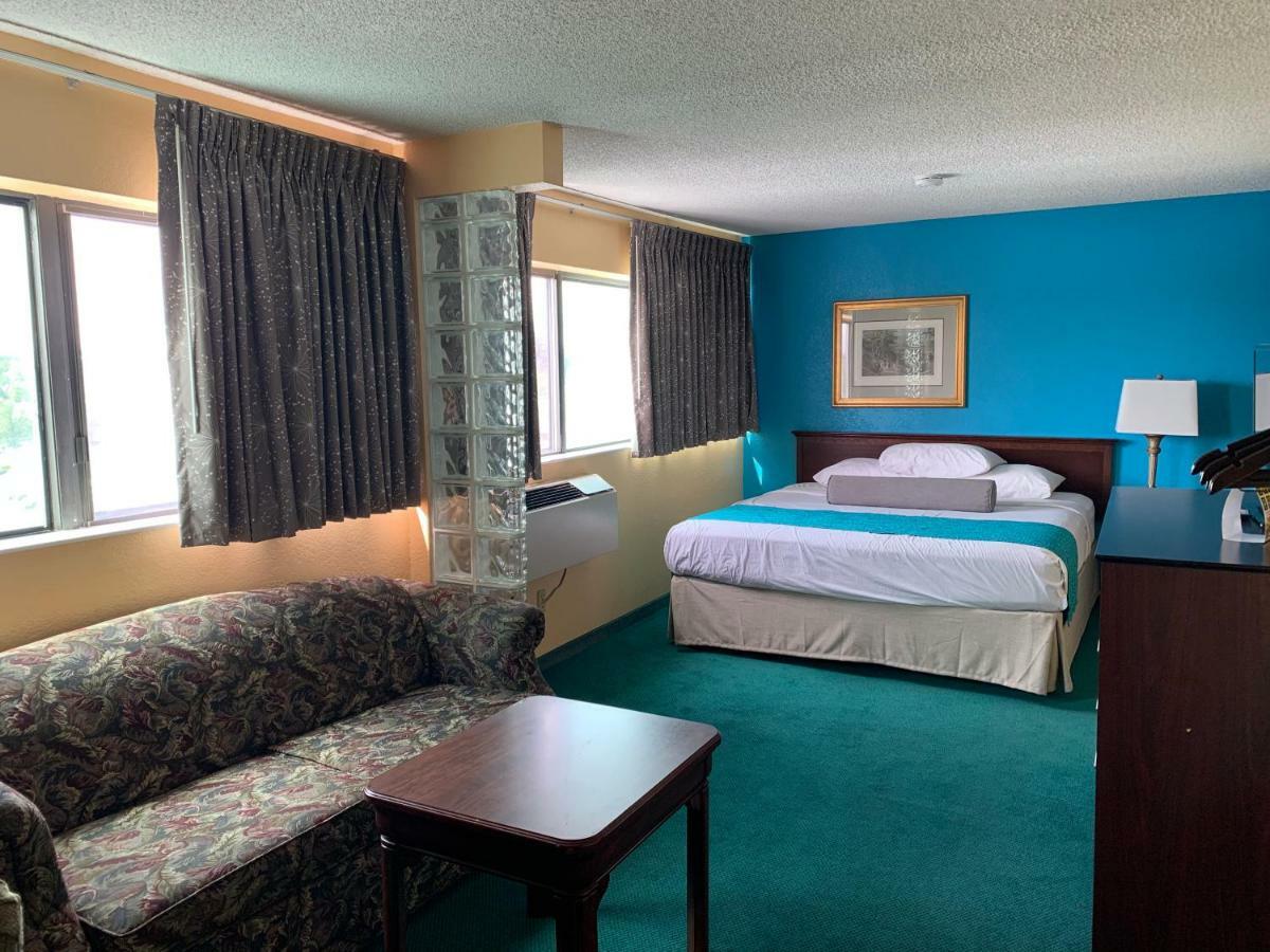 Howard Johnson By Wyndham Denver West Wheat Ridge Exterior photo