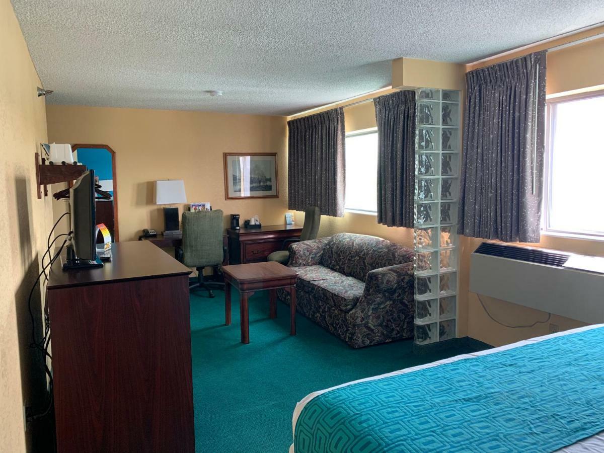 Howard Johnson By Wyndham Denver West Wheat Ridge Exterior photo