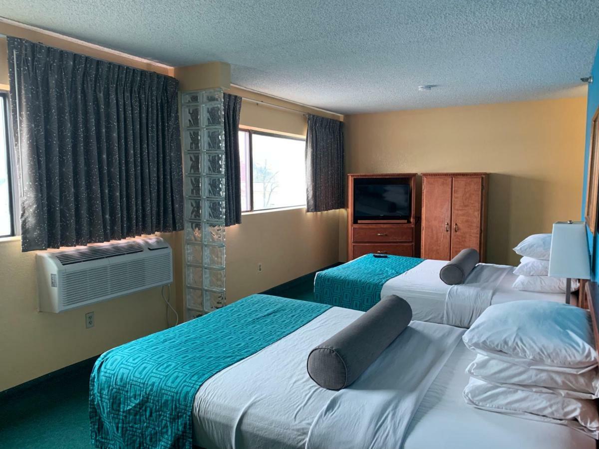 Howard Johnson By Wyndham Denver West Wheat Ridge Exterior photo