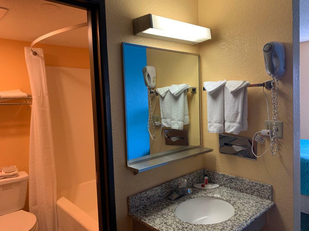 Howard Johnson By Wyndham Denver West Wheat Ridge Exterior photo