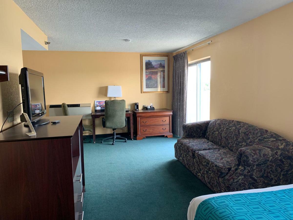 Howard Johnson By Wyndham Denver West Wheat Ridge Exterior photo